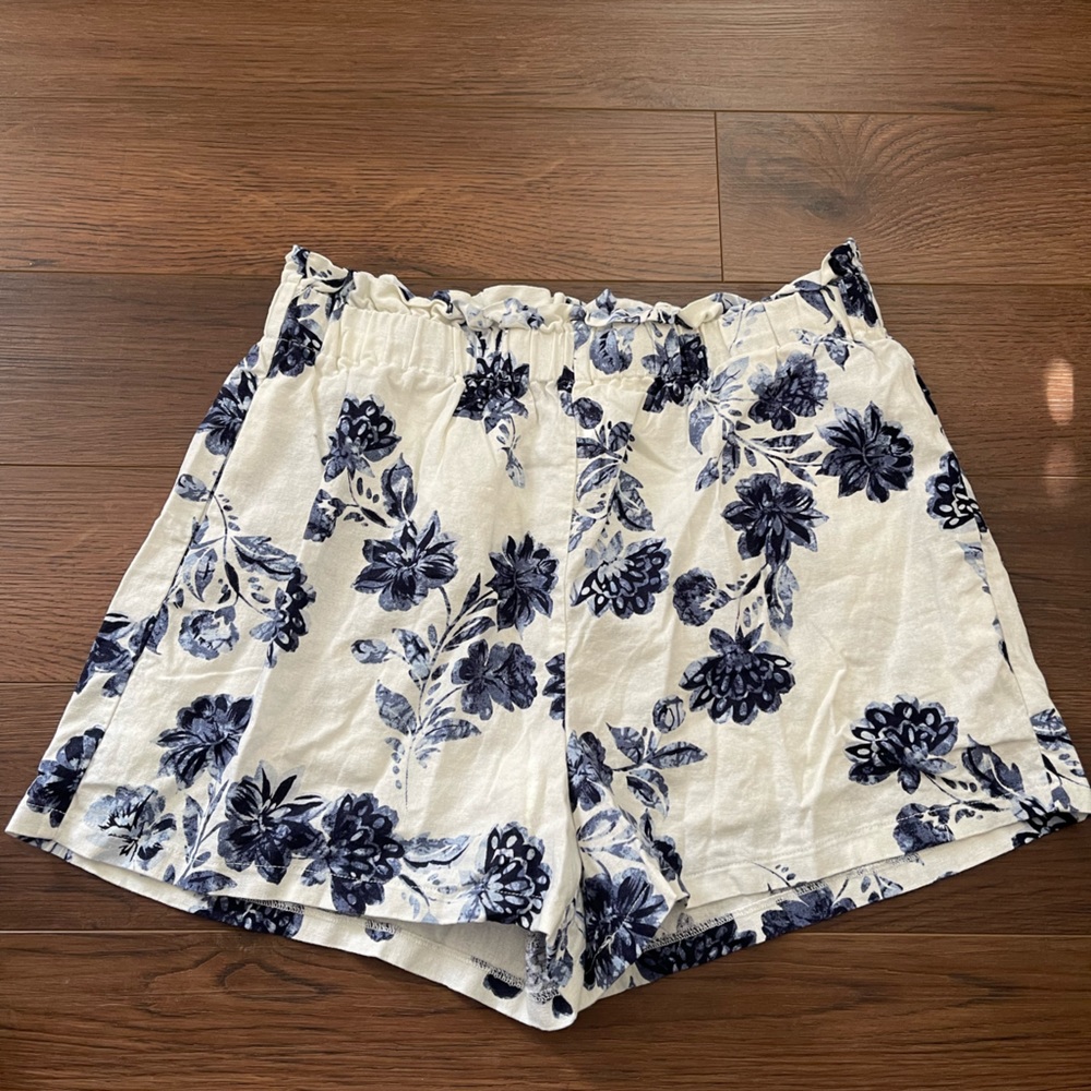 Lush boutique medium shorts blue and white flowers fully lined